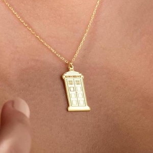 Collana Tardis in oro 14k con scatola della polizia lucida, ciondolo a catena in argento con macchina del tempo di D. Who, regalo di Natale per lei, amante della fantascienza, Geek Chic