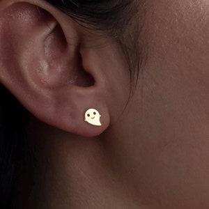 14k Gold kleine Geist Ohrstecker, Halloween Geschenk, Geist Charme Ohrringe, Halloween Themen Geist Ohrringe, gruselige Saison