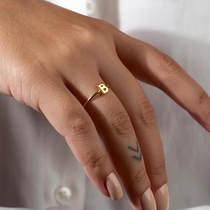 Anillo de oro de 14 k con letras personalizadas, anillo de oro con iniciales, anillo con letras delicadas, anillo con el alfabeto, regalo para ella, anillo personalizado con monograma, regalo de Navidad