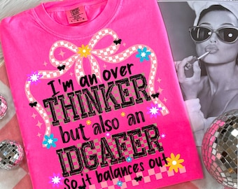 Jag är en övertänkare men också en Idgafer-skjorta PNG, rolig slogan-skjorta PNG, vuxenhumordesign, sarkastisk citatskjorta PNG, övertänkarskjorta PNG