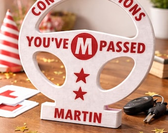 Regalo personalizzato per il superamento dell'esame di guida / Targa volante per il superamento dell'esame / Nome personalizzato / Regalo per neopatentati / Congratulazioni per il superamento dell'esame di guida