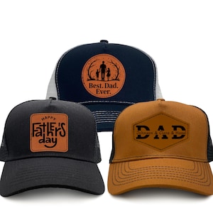 Peut inclure: Trois casquettes de camionneur avec des écussons en cuir personnalisés. Une casquette noire avec le texte "Happy Father's Day". Une casquette marine avec une silhouette de parent et d'enfants avec "Best Dad Ever". La troisième est marron avec "DAD".