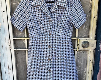 Vestido vintage de los 70, camisero, beige y negro, con estampado de pata de gallo y cuello tipo daga.