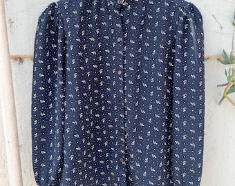 Blusa vintage de los años 80 con estampado paisley, mangas abullonadas y botones