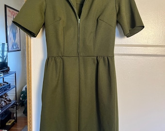 Vestido vintage de cuello alto y cremallera en verde guisante de los años 60 de The Spectator