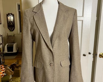 Blazer de Lauren Hutton, estilo mujer bronceada de los años 70 que habla en serio, de Oscar De La Renta