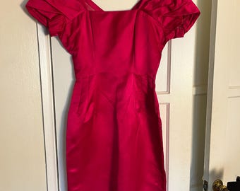 Vestido de cóctel vintage de mediados de siglo, estilo "Old Hollywood", con un toque rosa explosivo