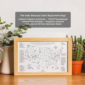 Puede incluir: Un mapa enmarcado de los Parques Nacionales de EE. UU., con un marco de madera clara. El mapa es en blanco y negro, con cada parque marcado por un pequeño icono de árbol. El texto en la parte superior dice "The Best National Park Explorer's Map!" e "Includes All 63 U.S. National Parks."