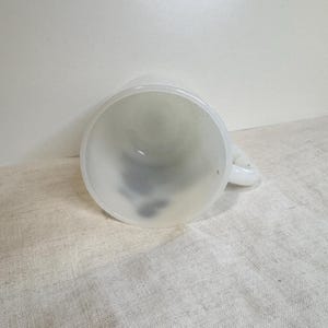 Kubek na nóżce z motywem Myszki Miki z lat 60. XX wieku w kolorze mlecznym zdjęcie 3