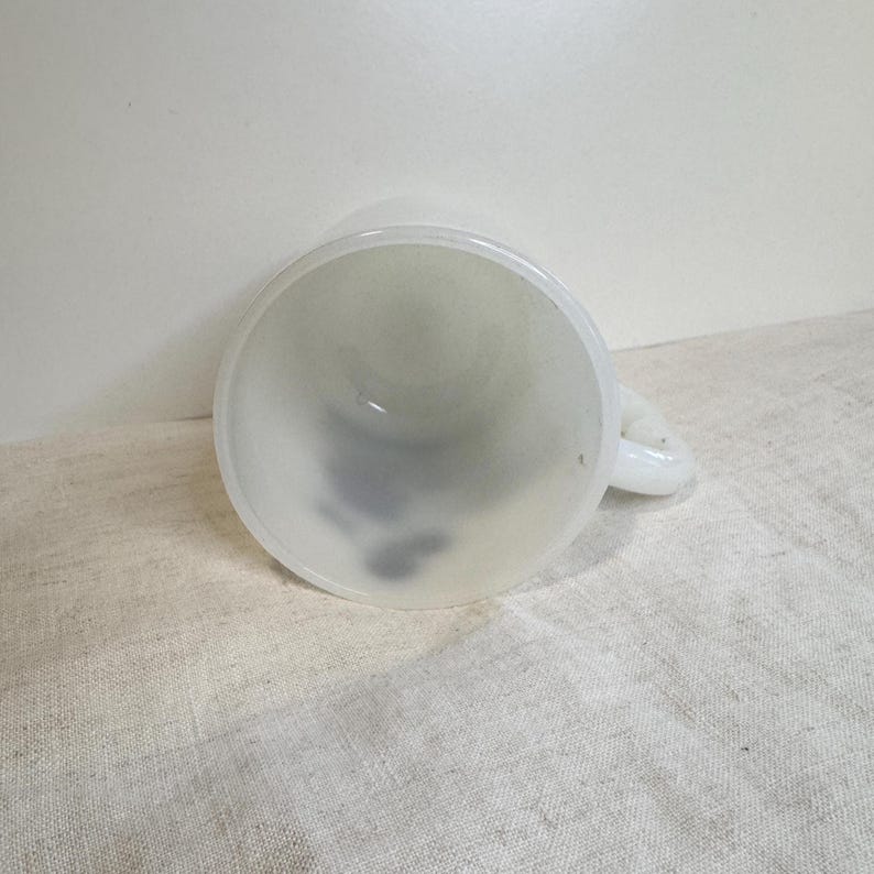 Kubek na nóżce z motywem Myszki Miki z lat 60. XX wieku w kolorze mlecznym zdjęcie 3