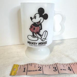 Kubek na nóżce z motywem Myszki Miki z lat 60. XX wieku w kolorze mlecznym zdjęcie 7
