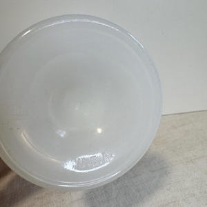 Kubek na nóżce z motywem Myszki Miki z lat 60. XX wieku w kolorze mlecznym zdjęcie 8