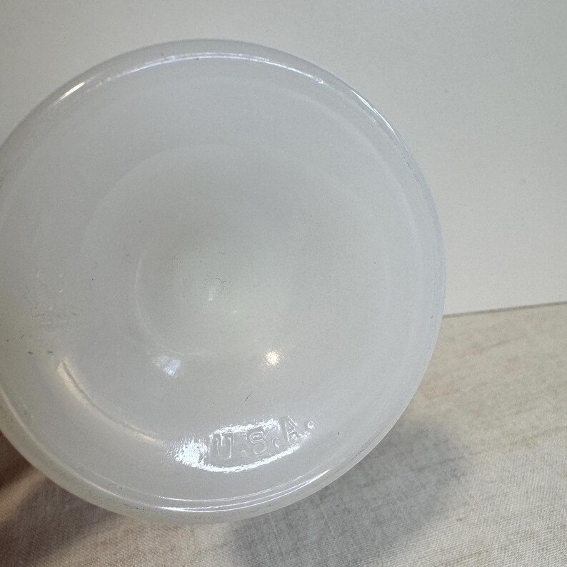 Kubek na nóżce z motywem Myszki Miki z lat 60. XX wieku w kolorze mlecznym zdjęcie 8