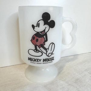Kubek na nóżce z motywem Myszki Miki z lat 60. XX wieku w kolorze mlecznym zdjęcie 1