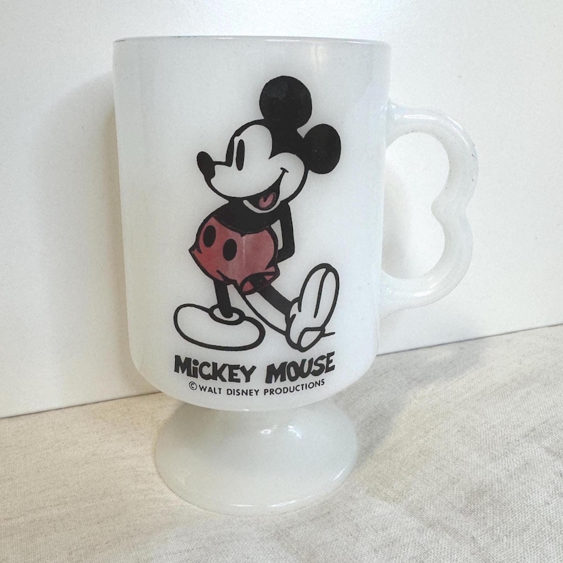 Kubek na nóżce z motywem Myszki Miki z lat 60. XX wieku w kolorze mlecznym zdjęcie 1