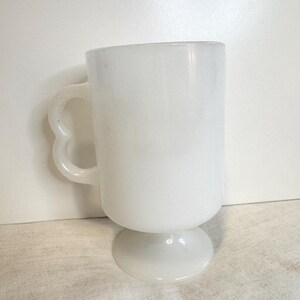 Kubek na nóżce z motywem Myszki Miki z lat 60. XX wieku w kolorze mlecznym zdjęcie 5