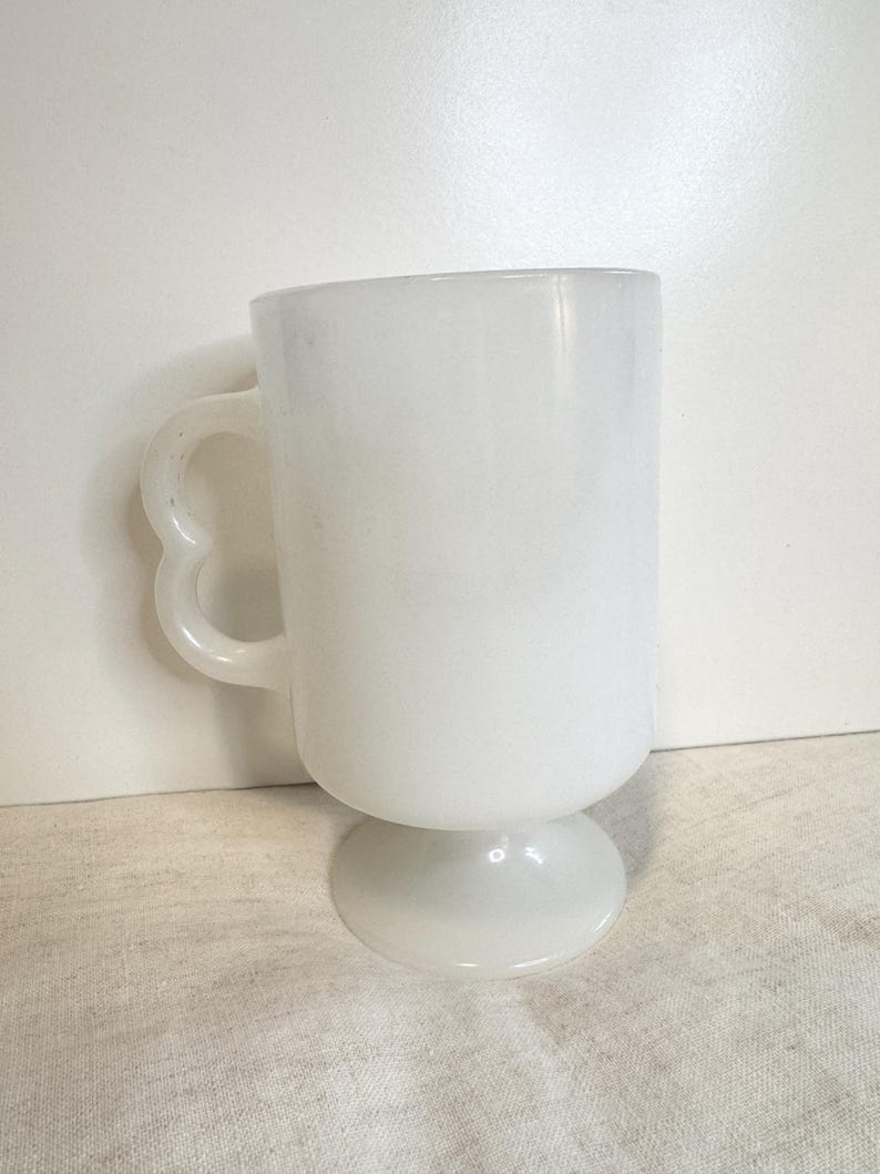 Kubek na nóżce z motywem Myszki Miki z lat 60. XX wieku w kolorze mlecznym zdjęcie 5