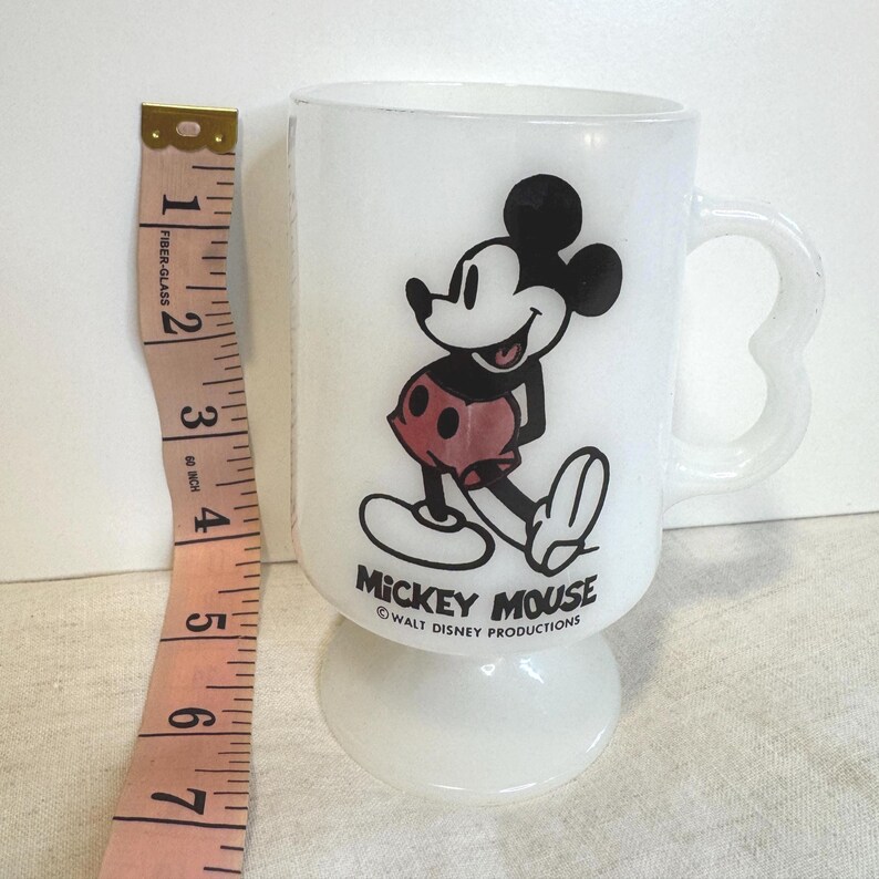 Kubek na nóżce z motywem Myszki Miki z lat 60. XX wieku w kolorze mlecznym zdjęcie 6