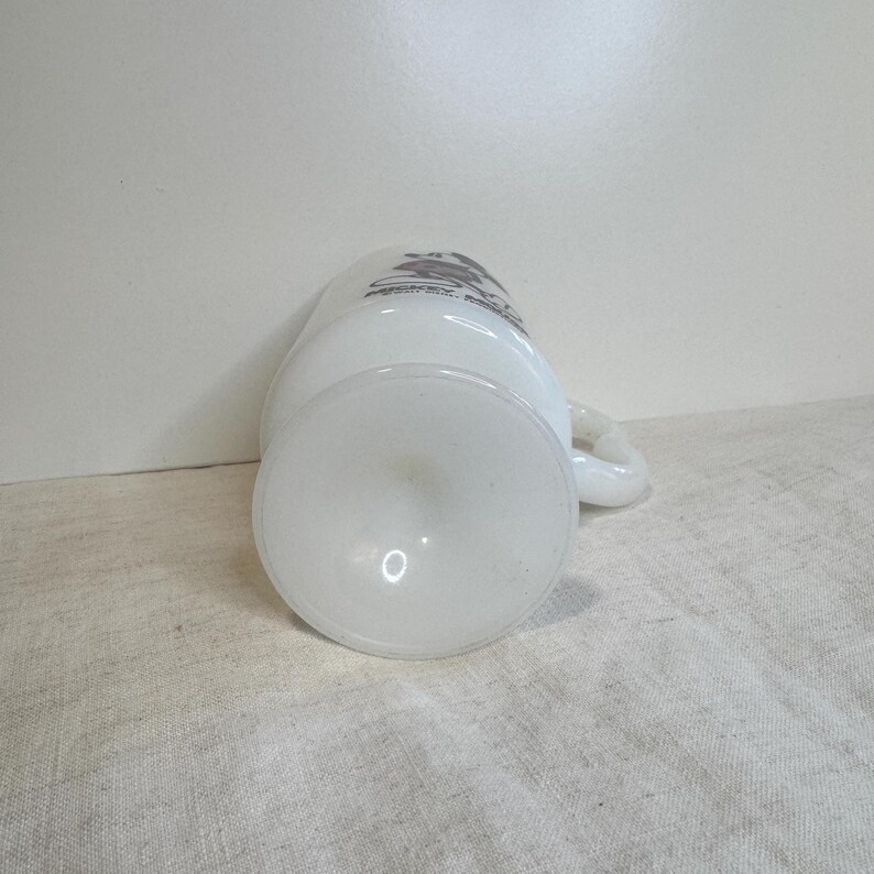 Kubek na nóżce z motywem Myszki Miki z lat 60. XX wieku w kolorze mlecznym zdjęcie 2