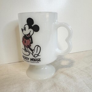 Kubek na nóżce z motywem Myszki Miki z lat 60. XX wieku w kolorze mlecznym zdjęcie 4