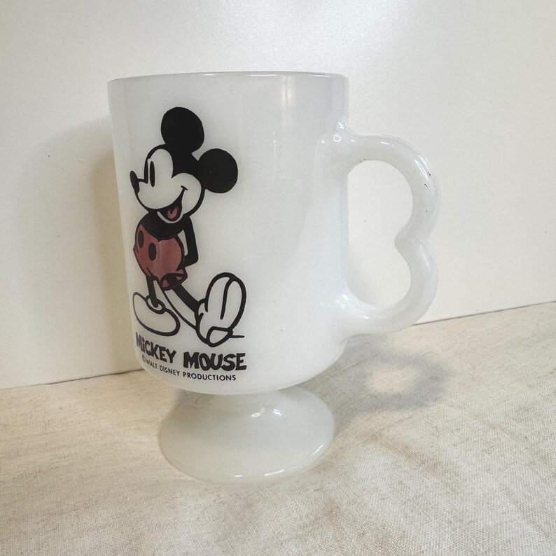 Kubek na nóżce z motywem Myszki Miki z lat 60. XX wieku w kolorze mlecznym zdjęcie 4