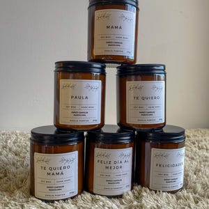 Scented soy candle with a wooden wick, customizable and eco-friendly. Ideal for gifts, decorations, and special occasions.