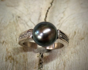 18K white gold ring with diamonds and Tahiti Pearl