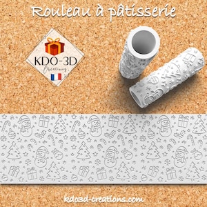 Peut inclure: Rouleau à pâtisserie blanc avec un motif de Noël comprenant des bonhommes de neige, des sapins et des cadeaux. L'image montre également un échantillon du motif et le texte "Rouleau à pâtisserie".