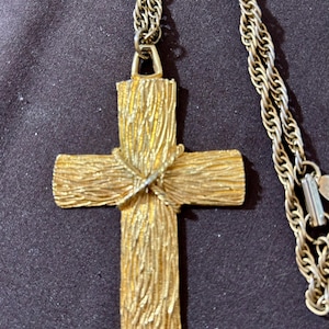 Hobe' Necklace with Cross Pendant- Vintage