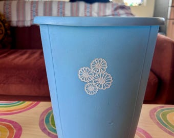Vintage 1970s Rubbermaid Light Blue Wastebasket 2940, Retro White Plastic Lace Floral Trash Can, Mid Century Bathroom Vanity Decor Boho