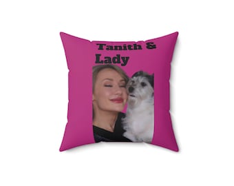 Könnte beinhalten: Ein quadratisches magenta Kissen mit einer Frau und einem kleinen Hund. Die Frau hat blondes Haar und lächelt mit geschlossenen Augen. Der Hund ist weiß und grau. Die Worte "Tanith & Lady" sind in Schwarz gedruckt.