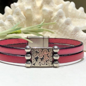 Armband - Zweireihig zweifarbig pink flache Leder-Spirale Kreis fokal mit gepunkteten Stäben-Magnetverschluss-Handgelenk Größe 7-Boho Layering Armband