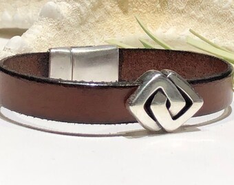 Bracelet-Celtic Rhombus Knot Focal-10mm Brown Flat Leather Cuff-Tied Knot Focal-Parrallelogram-Geometric Shape-Bohemian Leather Bracelet