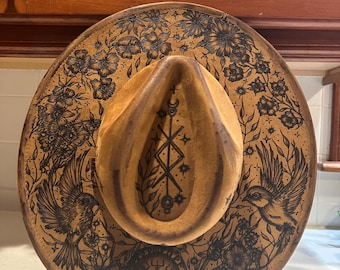 sombrero fedora de ala plana con forma de pájaro espiritual de flores silvestres pirograbado a mano