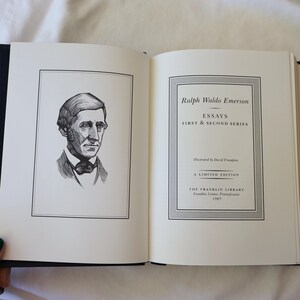 Puede incluir: Una ilustraci&oacute;n en blanco y negro de Ralph Waldo Emerson, autor de "Ensayos: Primera y Segunda Serie", publicada por The Franklin Library en 1985.
