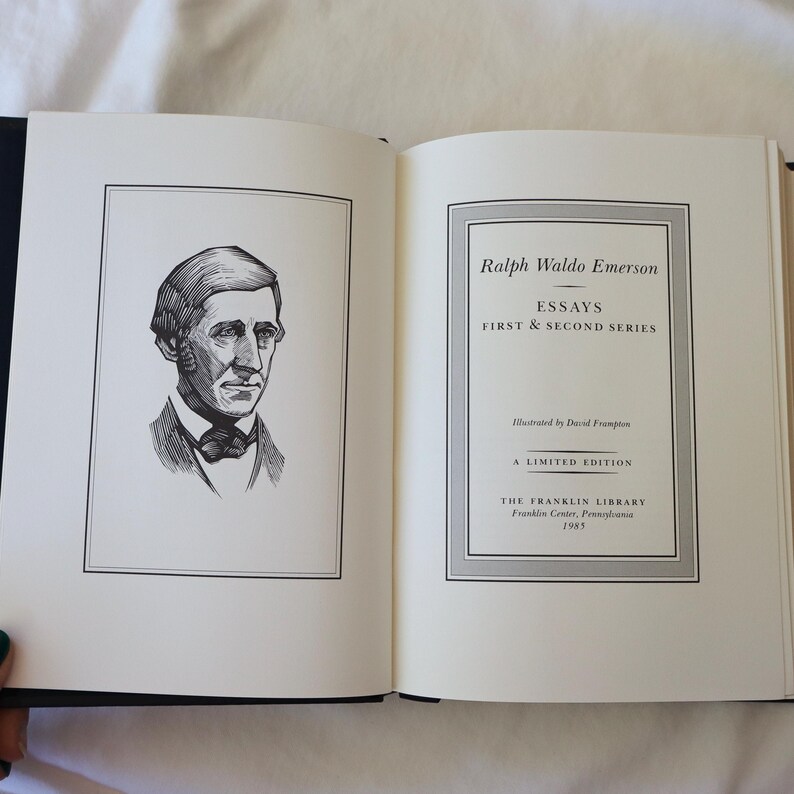 Puede incluir: Una ilustraci&oacute;n en blanco y negro de Ralph Waldo Emerson, autor de "Ensayos: Primera y Segunda Serie", publicada por The Franklin Library en 1985.