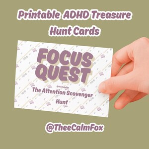 Op de afbeelding: Een bedrukbare kaart met de tekst "FOCUS QUEST" in grote paarse letters. De kaart bevat ook de tekst "Printable ADHD Treasure Hunt Cards" en "The Attention Scavenger Hunt". De kaart wordt door een hand vastgehouden.