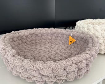 Cama para mascotas de chenilla hecha a mano: cesta de ganchillo baja para gatos/perros
