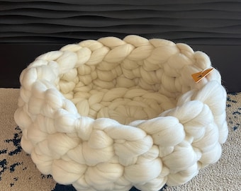 Cesta para mascotas hecha a mano con lana merino natural: Cama acogedora de ganchillo para gatos/perros (40,6 cm)