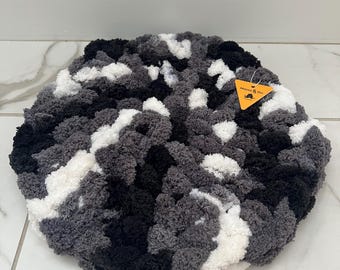 Handgefertigte runde Haustierbettmatte aus Chenille: Extra weiches gehäkeltes Katzen-/Hundebett