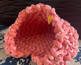 Handgjord stor, grov, virkad sammetsbädd för husdjur: Hjärtformad, mysig katt-/hundbädd