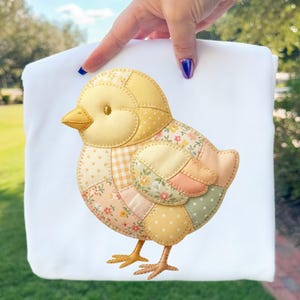 Baby Chick Patchwork PNG, Faux Quilt påskkycke Clipart, Cottagecore Spring Chick Design, Applikationsstil Farm Animal PNG