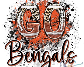 Puede incluir: Un diseño gráfico con las palabras "Go Bengals" en texto negro sobre un fondo blanco. El "Go" está formado por dos balones de fútbol con un estampado de leopardo. El fondo es una salpicadura de pintura naranja, negra y gris.