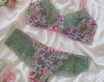 Conjunto de lencería de encaje floral • Ropa interior romántica en tonos pastel • Conjunto de sujetador y braguita en rosa suave y verde salvia • Prendas íntimas delicadas con estampado floral