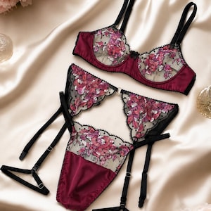 Femboy Vinröd Blommig Spetsunderkläder BH, Thong & Strumpeband, Sissy Lingerie, Crossdresser Gåva