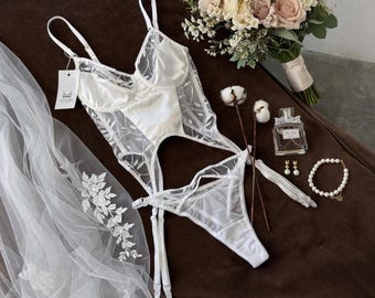 Elegante completo intimo da sposa, body in pizzo bianco trasparente, lingerie per la prima notte di nozze, completo da boudoir per la sposa, lingerie romantica per la luna di miele.