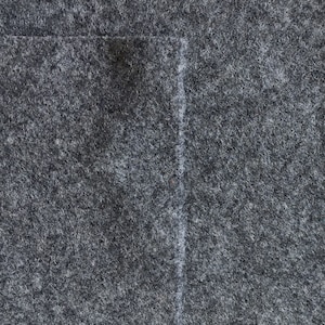 Puede incluir: Primer plano de una tela texturizada de color gris oscuro con una línea blanca sutil que recorre verticalmente el centro.