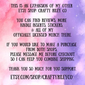 Pu&ograve; includere: Grafica digitale con sfondo viola e rosa chiaro e testo bianco. Il testo promuove il negozio Etsy Crafty Riley Co, menzionando recensioni, inserti Kindle, adesivi e merce con licenza ufficiale. Fornisce anche l'URL del negozio.