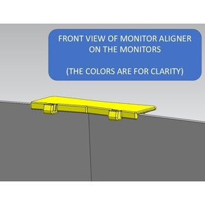 Könnte beinhalten: Eine Vorderansicht eines gelben Monitor-Ausrichters mit dem Text "FRONT VIEW OF MONITOR ALIGNER ON THE MONITORS (THE COLORS ARE FOR CLARITY)" in einem blauen Kasten darüber.