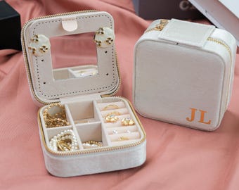 Custom Name Velvet Travel Jewelry Case, Personalized Bridesmaid Gifts, Wedding Favors, Christmas Gifts for Her, Engraved Jewelry Ring Box